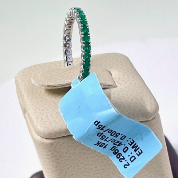 Diamond & Emerald Eternity band in 18k white gold - Picture 5 of 8